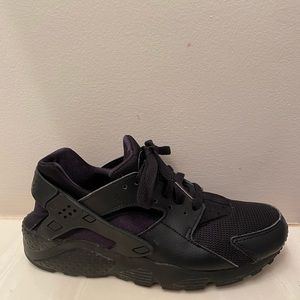 Black Nike huaraches